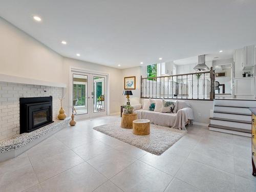 Salon - 8 Rue Magnolia, Baie-D'Urfé, QC - Indoor Photo Showing Living Room With Fireplace