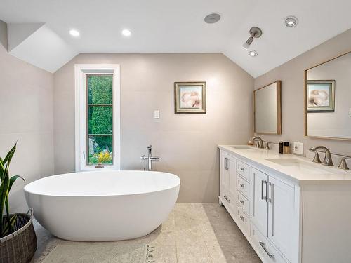 Ensuite bathroom - 8 Rue Magnolia, Baie-D'Urfé, QC - Indoor Photo Showing Bathroom