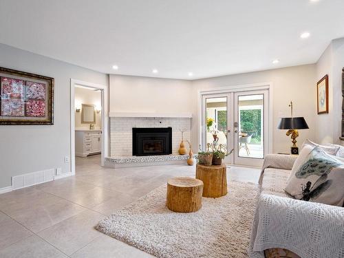 Salon - 8 Rue Magnolia, Baie-D'Urfé, QC - Indoor Photo Showing Living Room With Fireplace