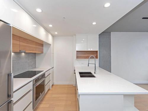 508-989 Johnson St, Victoria, BC - Indoor Photo Showing Kitchen With Double Sink