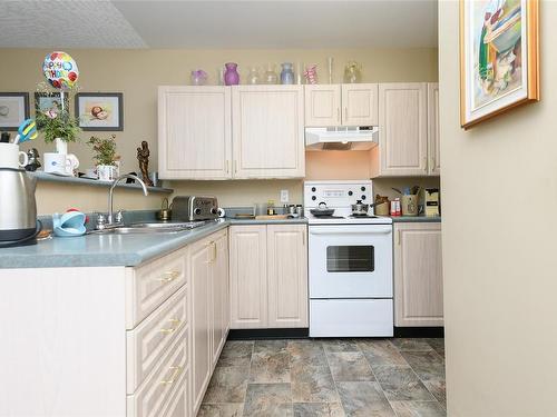 303-1683 Balmoral Ave, Comox, BC - Indoor Photo Showing Kitchen