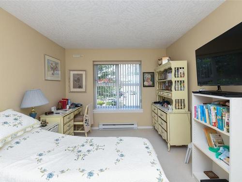 303-1683 Balmoral Ave, Comox, BC - Indoor Photo Showing Bedroom