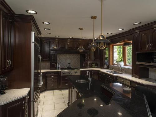 313 Cadillac Circle, Thunder Bay, ON - Indoor Photo Showing Kitchen With Double Sink