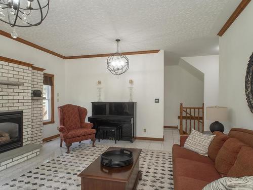 313 Cadillac Circle, Thunder Bay, ON - Indoor Photo Showing Living Room With Fireplace