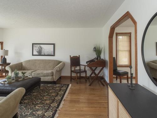 313 Cadillac Circle, Thunder Bay, ON - Indoor Photo Showing Living Room