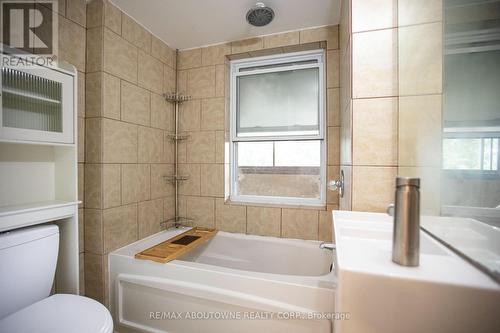 49 Fairleigh Avenue S, Hamilton (Gibson), ON - Indoor Photo Showing Bathroom