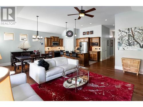 4450 Gordon Drive Unit# 105, Kelowna, BC - Indoor Photo Showing Living Room