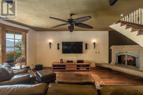 1555 Gregory Road, West Kelowna, BC - Indoor Photo Showing Living Room