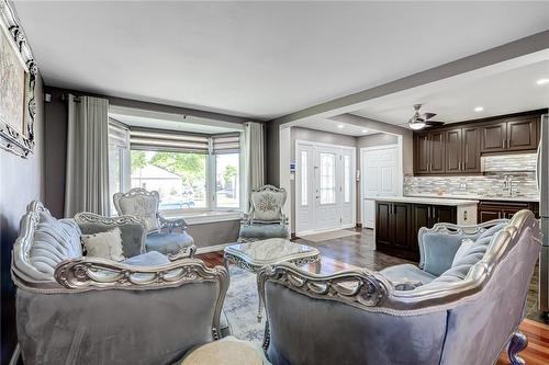 40 Queenslea Drive, Hamilton, ON - Indoor Photo Showing Living Room