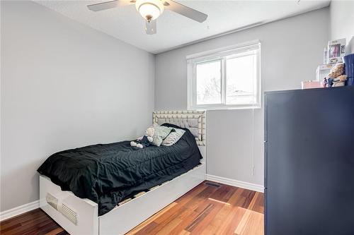 40 Queenslea Drive, Hamilton, ON - Indoor Photo Showing Bedroom