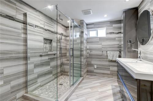 40 Queenslea Drive, Hamilton, ON - Indoor Photo Showing Bathroom