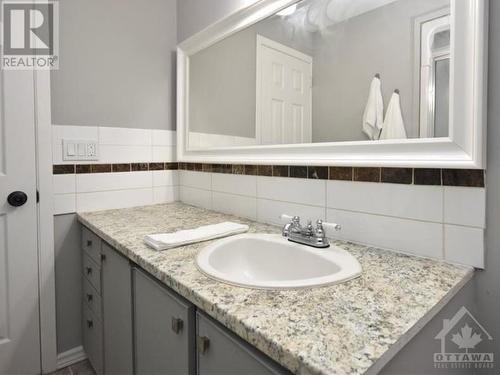 Main upstairs bath - 2276 Russell Road, Ottawa, ON - Indoor Photo Showing Bathroom