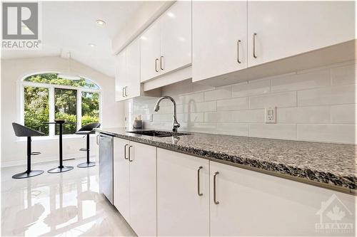 194 Forestglade Crescent, Ottawa, ON - Indoor Photo Showing Kitchen With Upgraded Kitchen