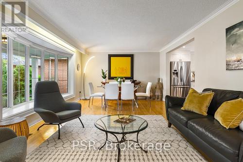 2063 Family Crescent, Mississauga, ON - Indoor Photo Showing Living Room