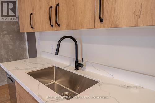 204 - 11 Robert Street, Hamilton, ON - Indoor Photo Showing Kitchen