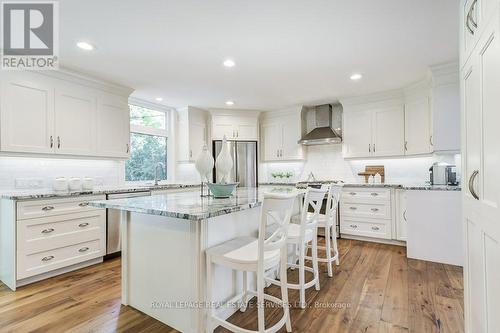 284 Lawson Street, Oakville, ON - Indoor Photo Showing Kitchen With Upgraded Kitchen