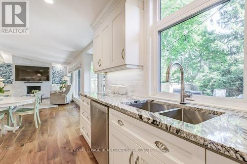 284 Lawson Street, Oakville, ON - Indoor Photo Showing Kitchen With Double Sink With Upgraded Kitchen