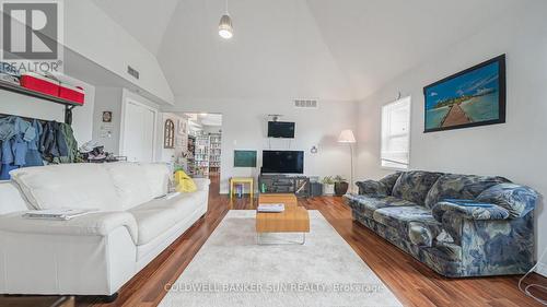 223-227 Gilmore Road, Fort Erie, ON - Indoor Photo Showing Living Room