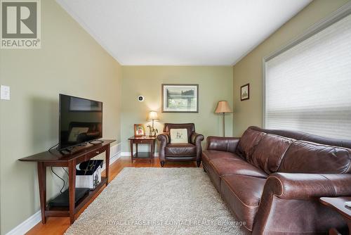 14 Meyer Avenue, Barrie, ON - Indoor Photo Showing Living Room