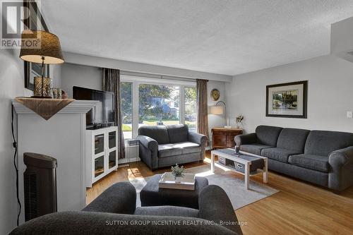 35 Jills Court, Barrie, ON - Indoor Photo Showing Living Room