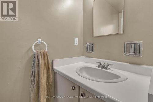 35 Jills Court, Barrie, ON - Indoor Photo Showing Bathroom