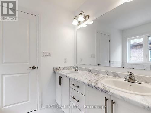 11 Copperhill Heights, Barrie (Painswick South), ON - Indoor Photo Showing Bathroom