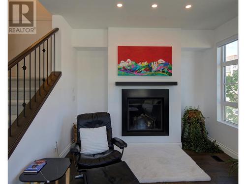 645 Fuller Avenue, Kelowna, BC - Indoor Photo Showing Living Room With Fireplace