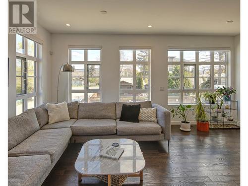 645 Fuller Avenue, Kelowna, BC - Indoor Photo Showing Living Room