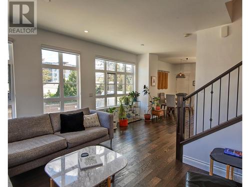 645 Fuller Avenue, Kelowna, BC - Indoor Photo Showing Living Room