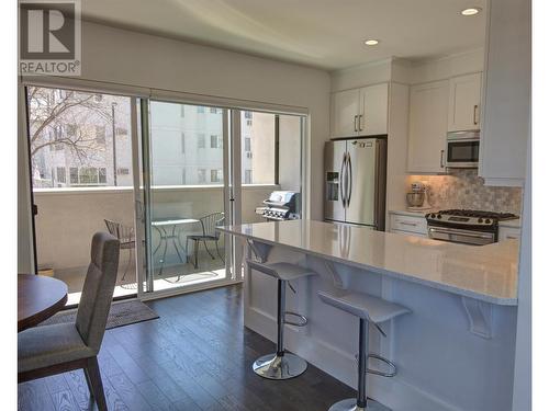 645 Fuller Avenue, Kelowna, BC - Indoor Photo Showing Kitchen