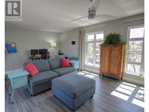 645 Fuller Avenue, Kelowna, BC - Indoor Photo Showing Living Room