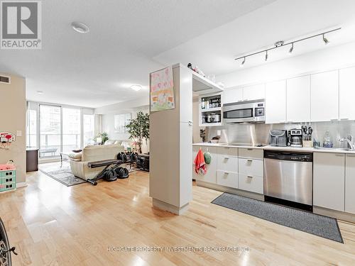 619 - 111 Elizabeth Street, Toronto C01, ON - Indoor Photo Showing Kitchen With Stainless Steel Kitchen
