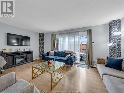 6408 Thornberry Crescent Unit# 427, Windsor, ON - Indoor Photo Showing Living Room