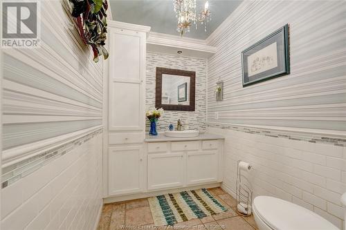 323 County Rd 27 East, Kingsville, ON - Indoor Photo Showing Bathroom