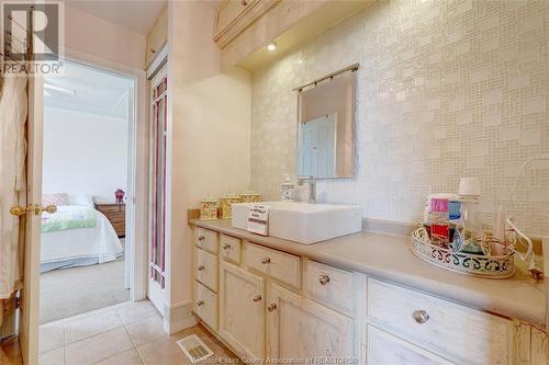 323 County Rd 27 East, Kingsville, ON - Indoor Photo Showing Bathroom