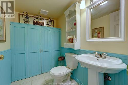 323 County Rd 27 East, Kingsville, ON - Indoor Photo Showing Bathroom