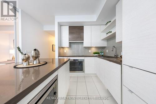 1005 - 59 Annie Craig Drive, Toronto W06, ON - Indoor Photo Showing Kitchen With Upgraded Kitchen