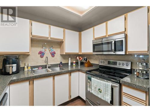 130 Dundas Road Unit# 5, Kelowna, BC - Indoor Photo Showing Kitchen With Double Sink