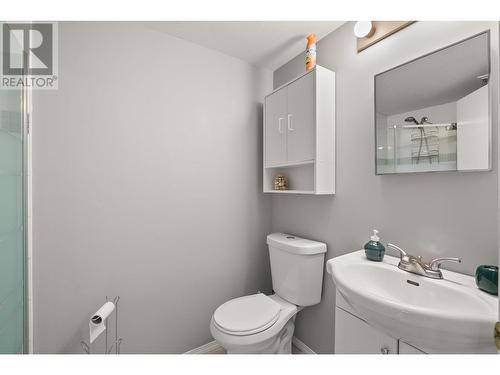 130 Dundas Road Unit# 5, Kelowna, BC - Indoor Photo Showing Bathroom