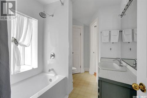 1314 College Avenue, Regina, SK - Indoor Photo Showing Bathroom