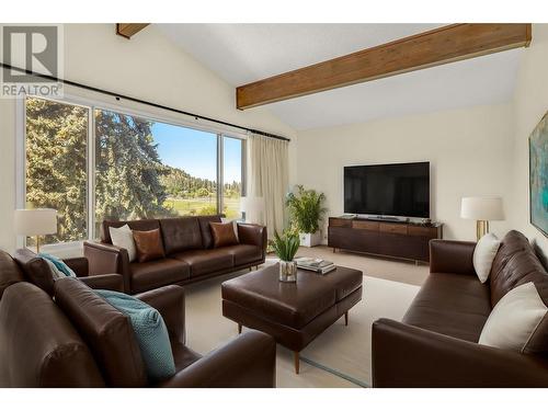 699 Curtis Road, Kelowna, BC - Indoor Photo Showing Living Room