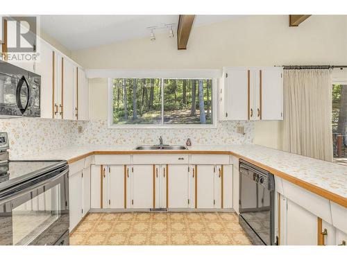 699 Curtis Road, Kelowna, BC - Indoor Photo Showing Kitchen With Double Sink