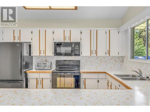 699 Curtis Road, Kelowna, BC - Indoor Photo Showing Kitchen With Double Sink