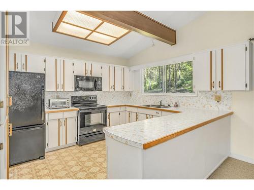 699 Curtis Road, Kelowna, BC - Indoor Photo Showing Kitchen With Double Sink