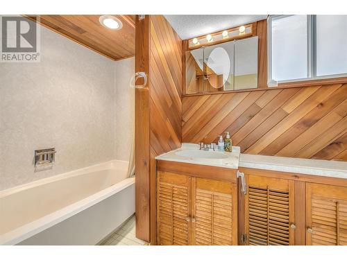 699 Curtis Road, Kelowna, BC - Indoor Photo Showing Bathroom