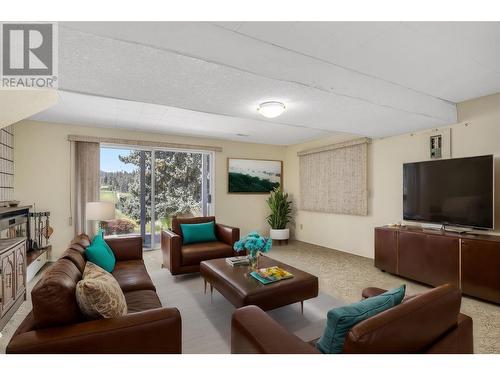 699 Curtis Road, Kelowna, BC - Indoor Photo Showing Living Room