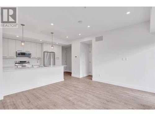 1220 Pacific Avenue Unit# 404, Kelowna, BC - Indoor Photo Showing Kitchen