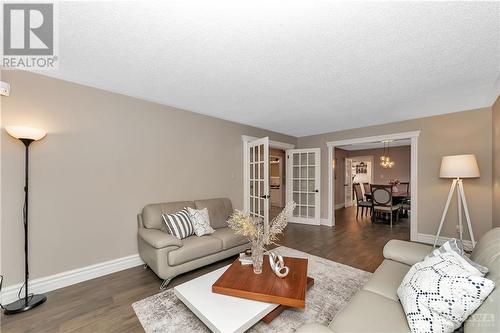 13 Kyle Ave Avenue, Ottawa, ON - Indoor Photo Showing Living Room