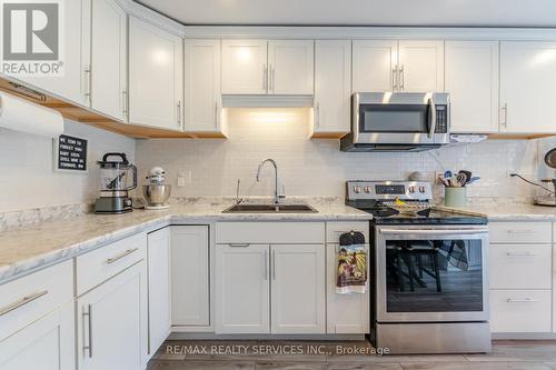 4244 York Drive, Niagara Falls, ON - Indoor Photo Showing Kitchen With Double Sink