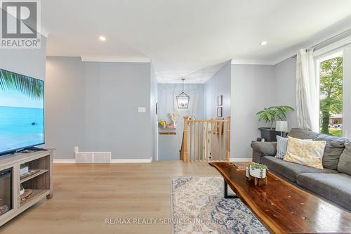 4244 York Drive, Niagara Falls, ON - Indoor Photo Showing Living Room